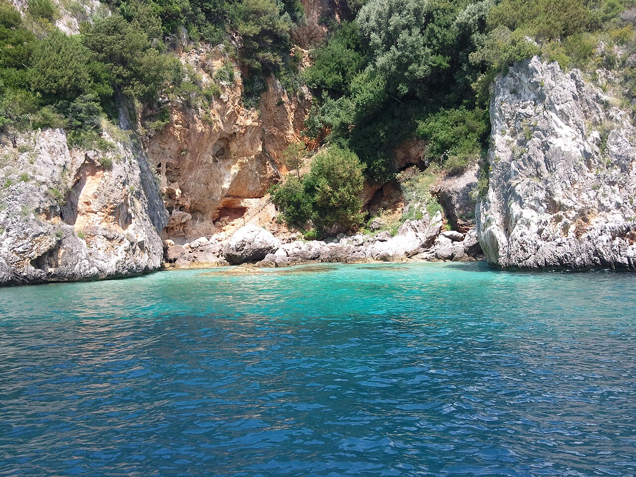 Caletta di acqua trasparente sulla costa del Cilento