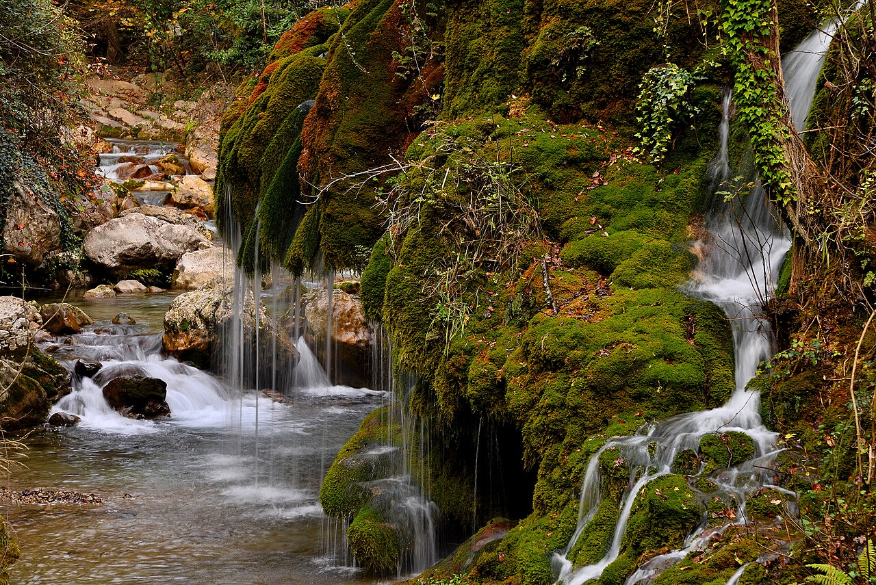Corso d'acqua tra le rocce