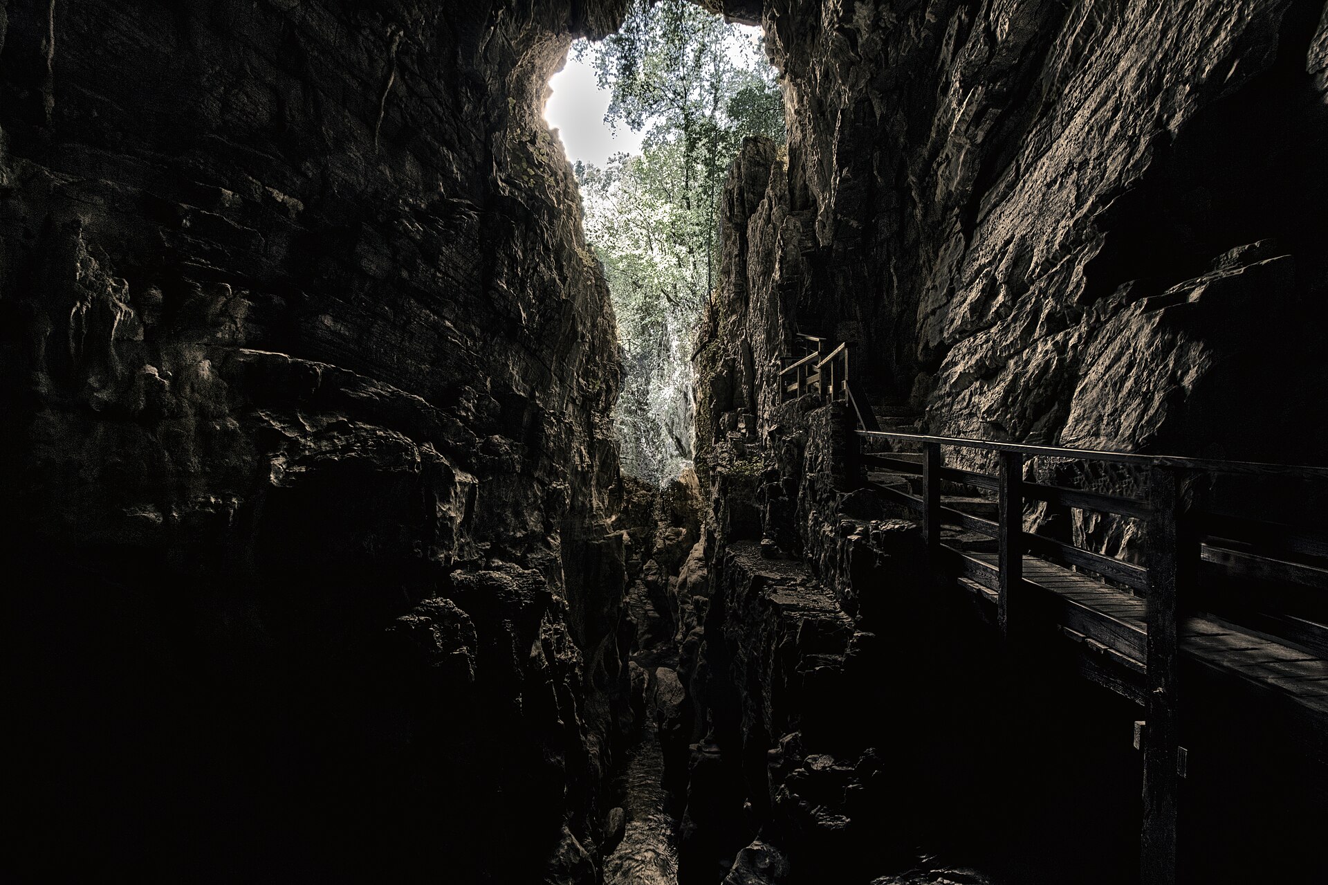 Grotta con fiume